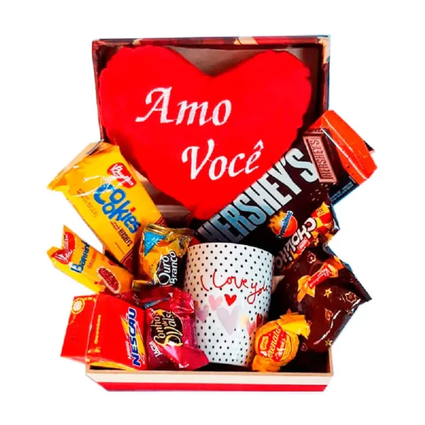 Cesta em caixote de madeira com coração de pelúcia e chocolates em Recife