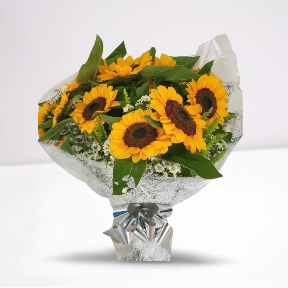 Buquê 10 girassóis naturais, decorado com flores brancas e folhagens