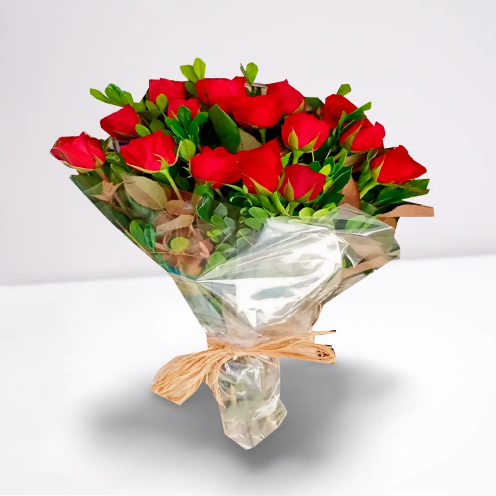 Buquê 15 rosas vermelhas envolto em folhagens verdes