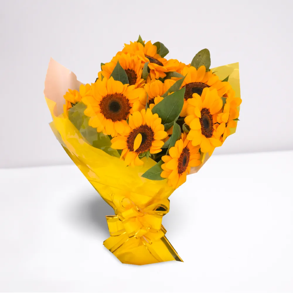 Buquê 20 girassóis naturais, decorado com flores brancas e folhagens