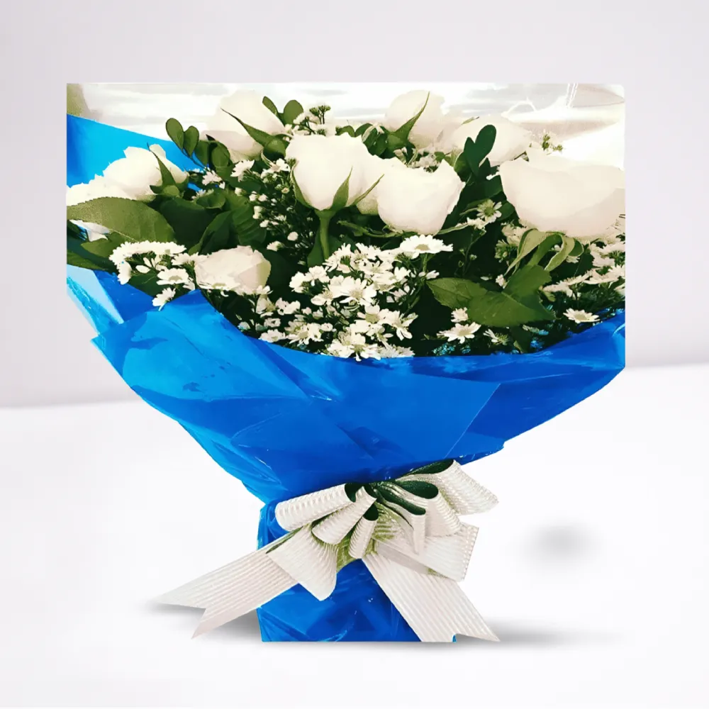 Buquê 20 rosas brancas, decorado com margaridinhas brancas e folhagens verdes