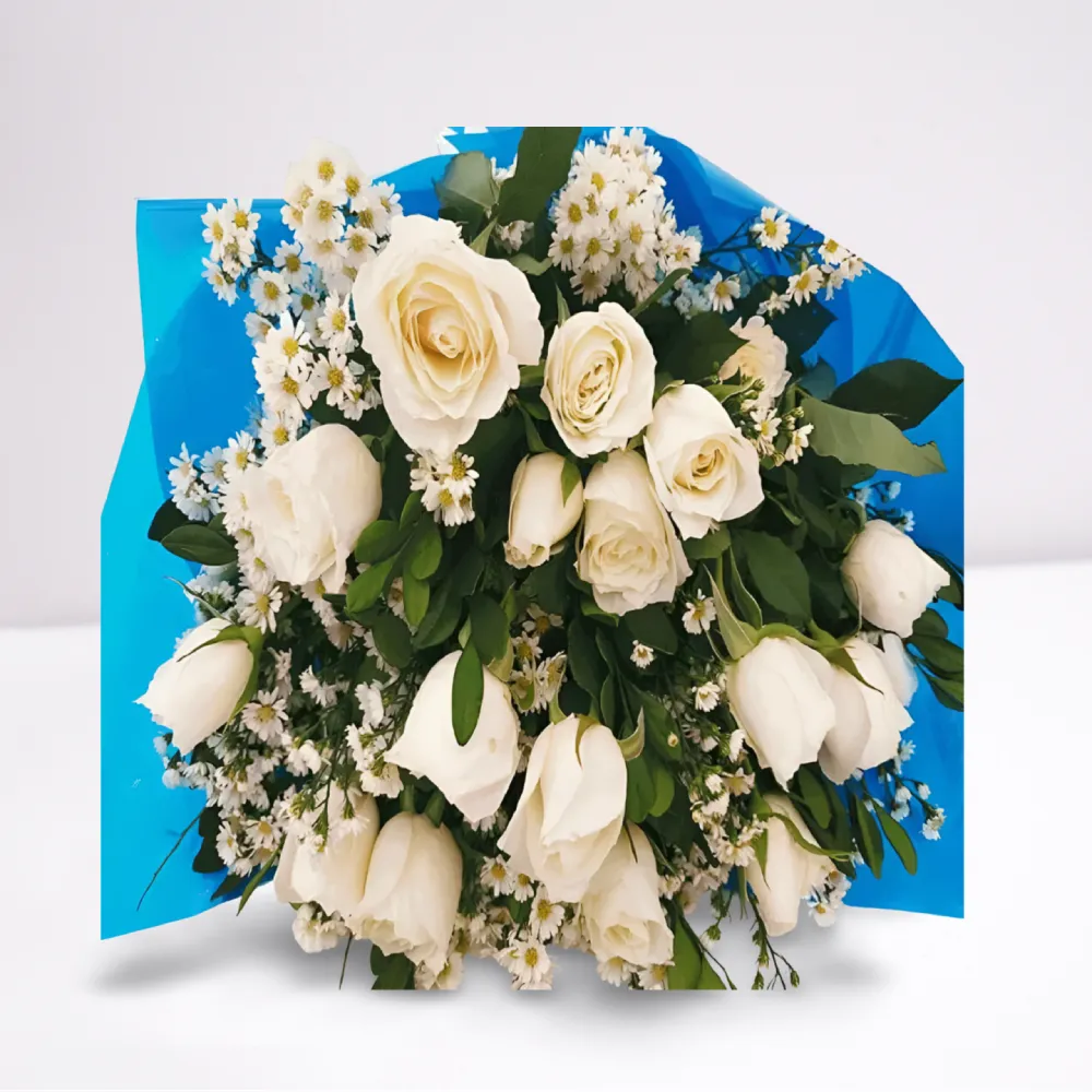 Buquê 20 rosas brancas, decorado com margaridinhas brancas e folhagens verdes