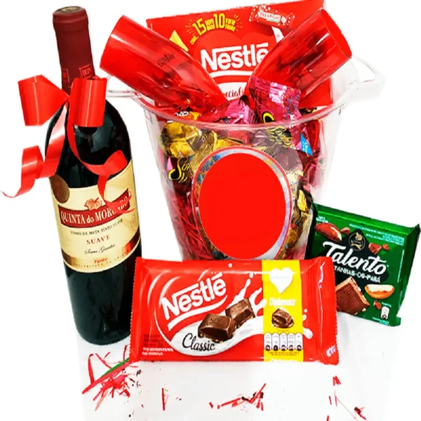Cesta com vinho e chocolates no balde