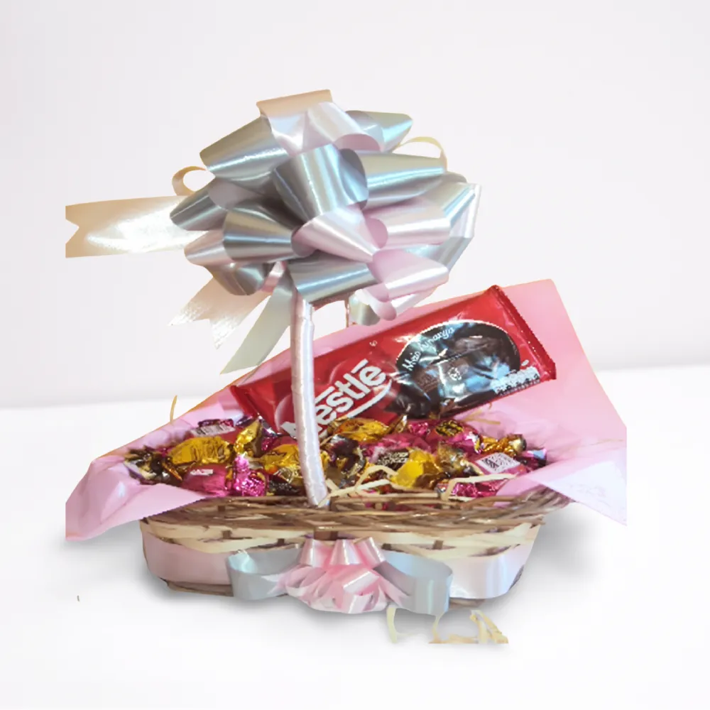 Cesta de chocolates simples com bombons e barra Nestlé, com entrega em Recife e Região