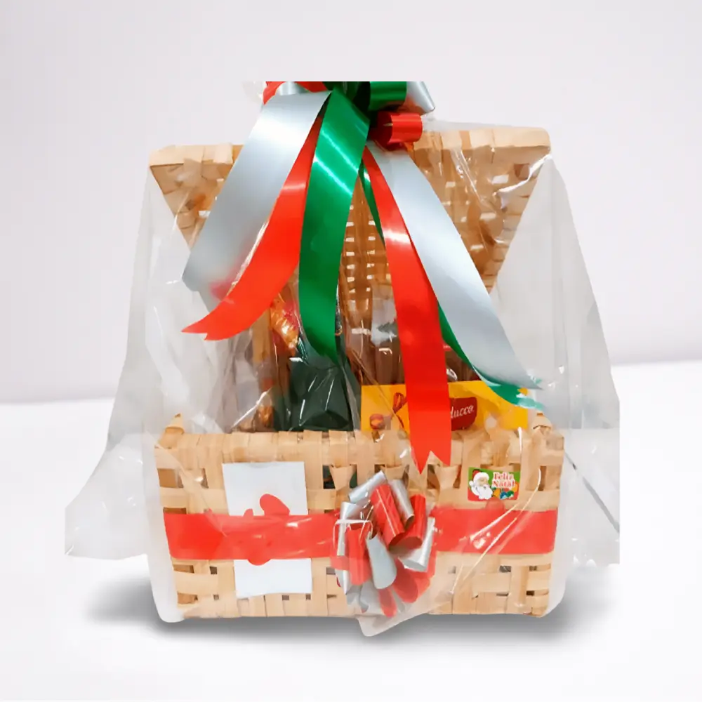 Cesta de Natal para presente com panetone, chocolates e produtos variados.