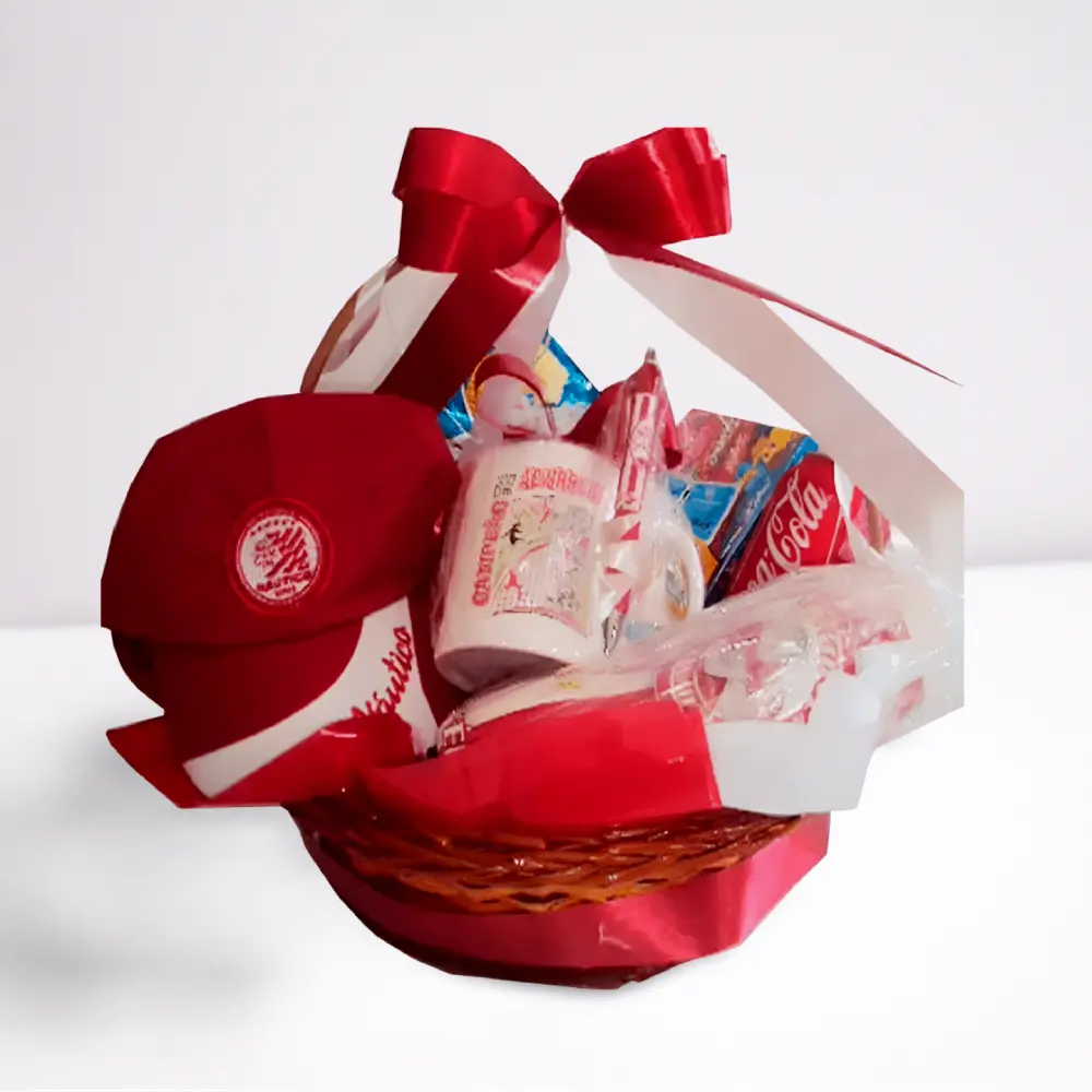 Cesta Personalizada Clube Náutico Capibaribe com chocolates, caneca e brindes
