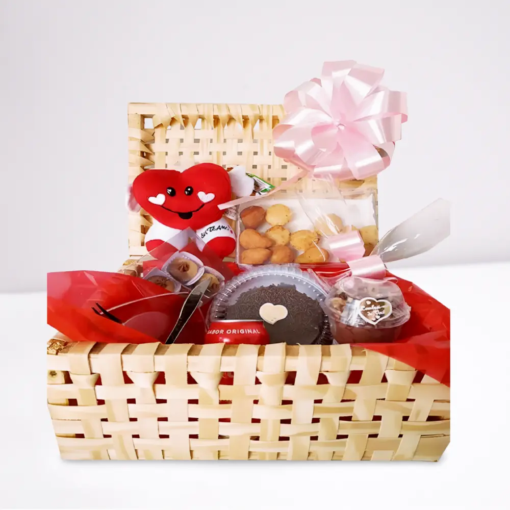 Festa na Caixa com doces e salgados, mini bolo, coração de pelúcia e refrigerante.