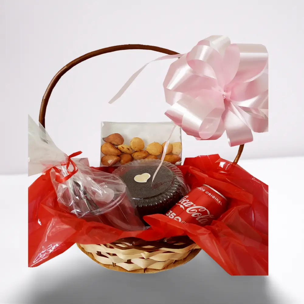 Festa na cesta com mini bolo de chocolate, refrigerante Coca-Cola e salgadinhos.