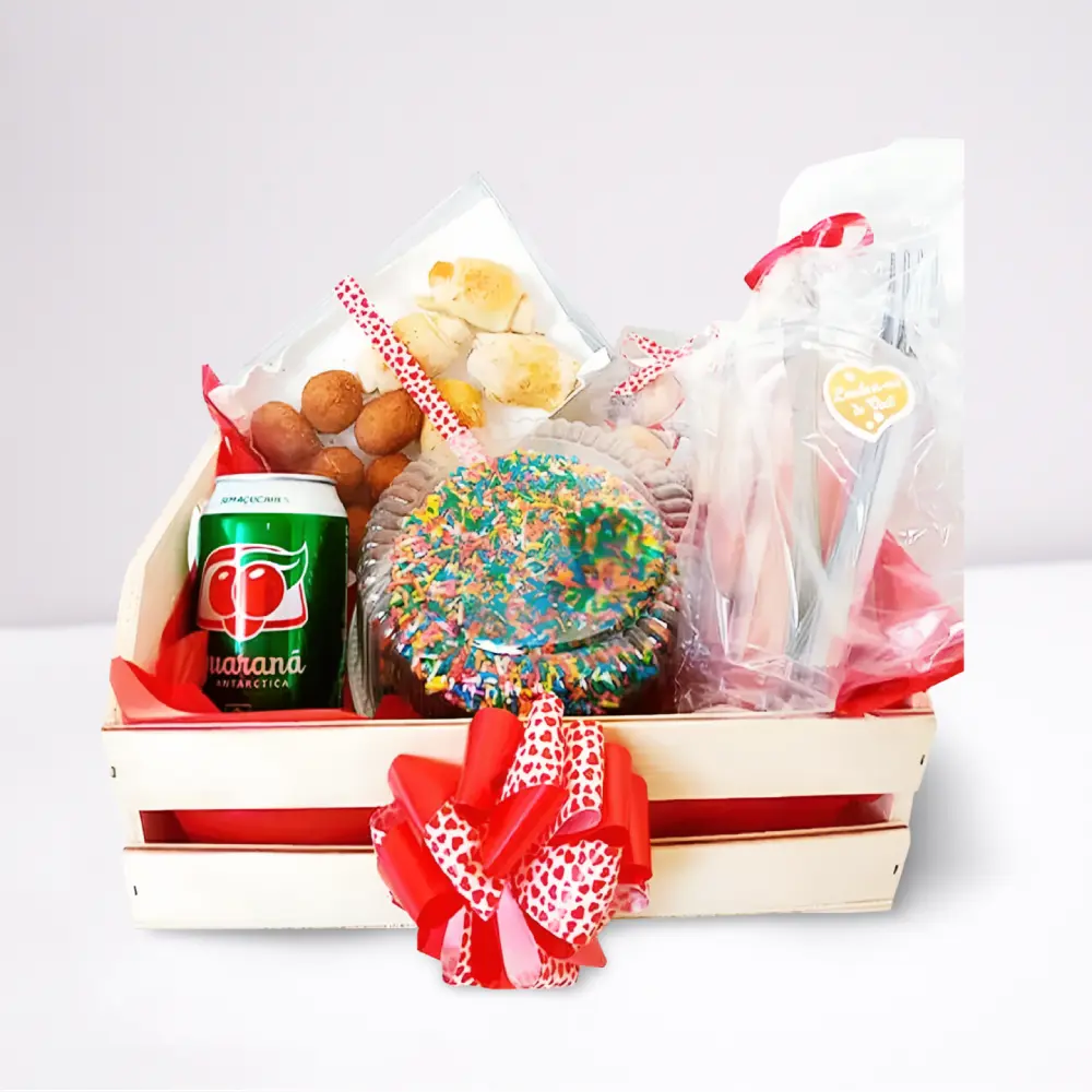 Festa na Caixa de Madeira com bolo, Guaraná, salgadinhos e itens de festa.