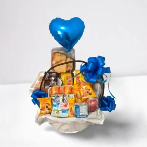 Cesta Café Aniversário Masculina com chocolates, biscoitos, itens doces e balão azul - Cestas Recife.