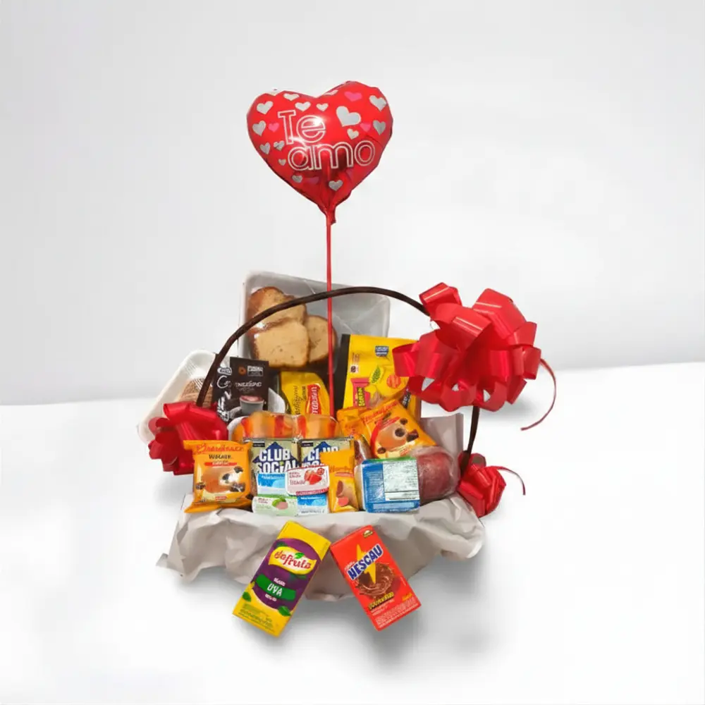 Cesta de café da manhã aniversário com itens variados, doces, chocolates e decoração festiva em cesta personalizada.