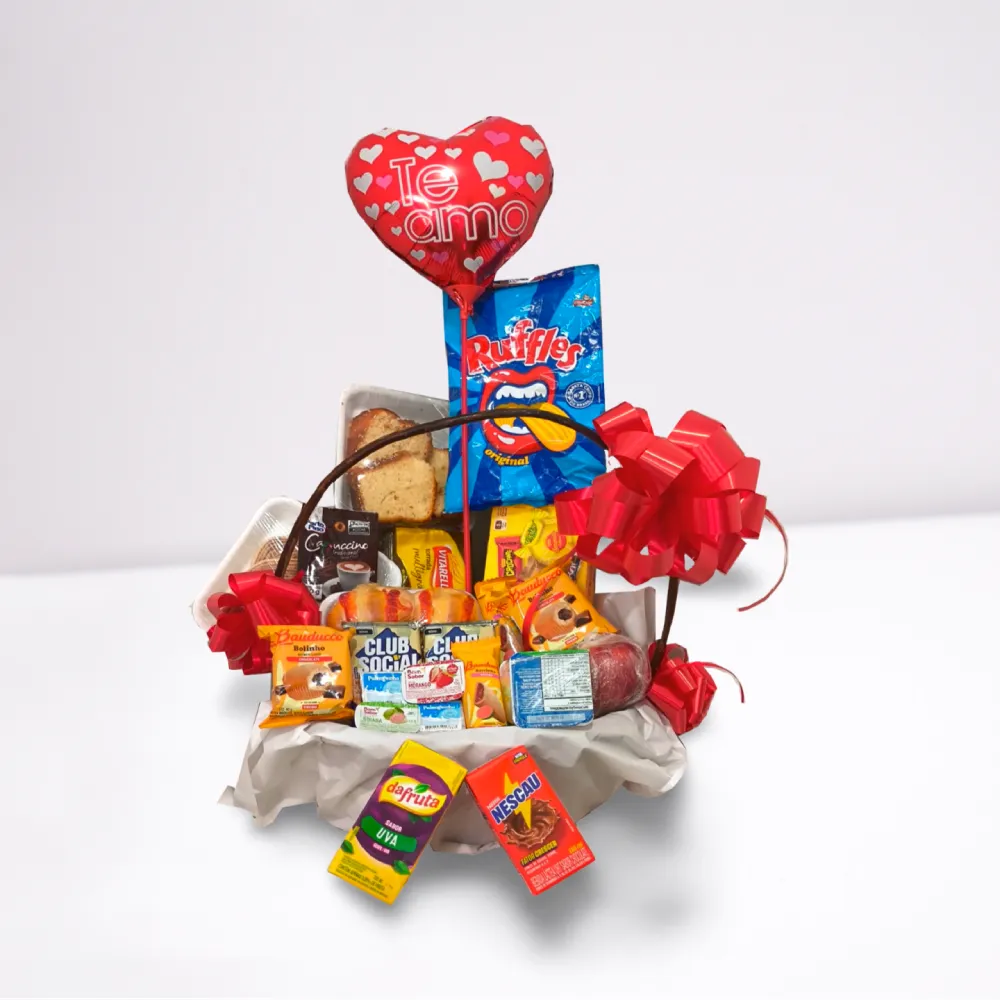 Cesta de café da manhã de aniversário com itens variados, doces, chocolates e decoração festiva em cesta personalizada.