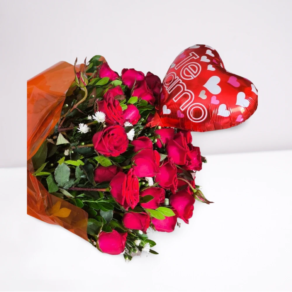 Buquê 40 rosas vermelhas naturais com balão em formato de coração embaladas em celofane para presente em Recife