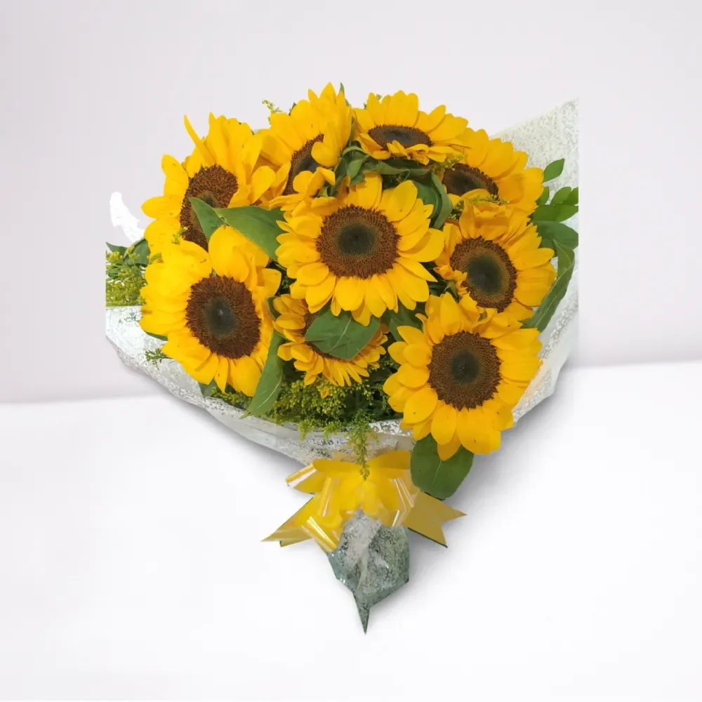 Buquê 10 girassóis (alegria radiante), decorado com flores brancas e folhagens