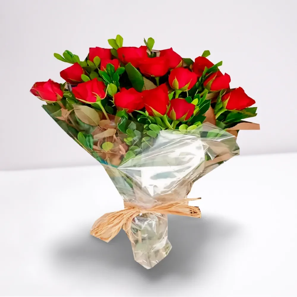 Buquê 15 rosas vermelhas envolto em folhagens verdes