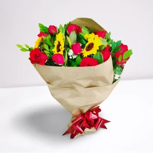 Buquê 15 rosas vermelhas com 4 girassóis naturais, embalado em papel madeira