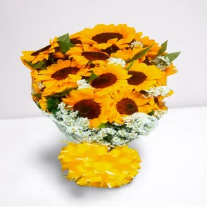 Buquê 20 girassóis naturais, decorado com flores brancas e folhagens