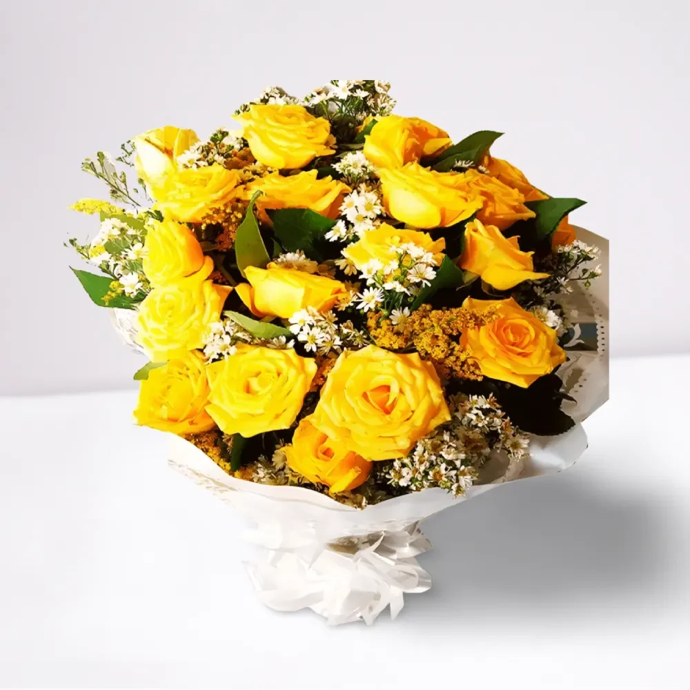 Buquê 20 rosas amarelas, decorado com margaridinhas brancas e folhagens verdes