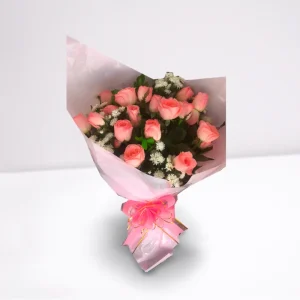 Buquê 20 rosas cor de rosa, decorado com margaridinhas brancas e folhagens verdes