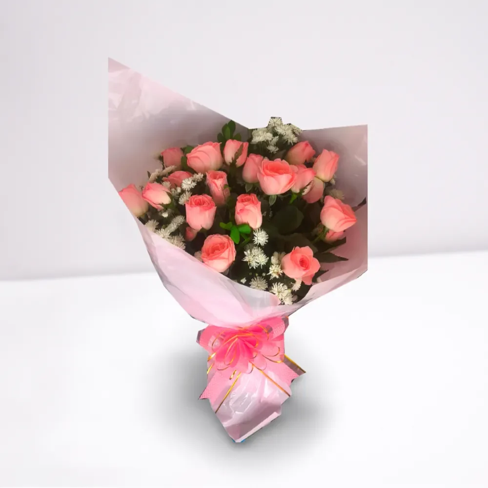 Buquê 20 rosas cor de rosa, decorado com margaridinhas brancas e folhagens verdes