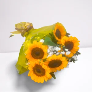 Surpreenda hoje mesmo com esse lindo buquê 05 girassóis naturais.