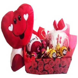 Cesta com caneca chocolates e coração de pelúcia