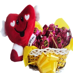 Cesta com chocolates e coração de pelúcia