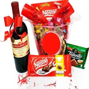 Cesta com vinho e chocolates no balde