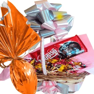 Cesta de chocolates com ovo de páscoa