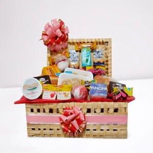 Cesta de Café da Manhã 60 Itens – presente completo com grande variedade de alimentos no baú em vime em Recife.