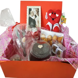 Festa na Caixa com porta-retrato, ursinho de pelúcia, mini bolo, salgadinhos e refrigerante.