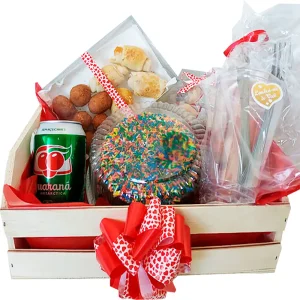 Festa na Caixa de Madeira com bolo, Guaraná, salgadinhos e itens de festa.